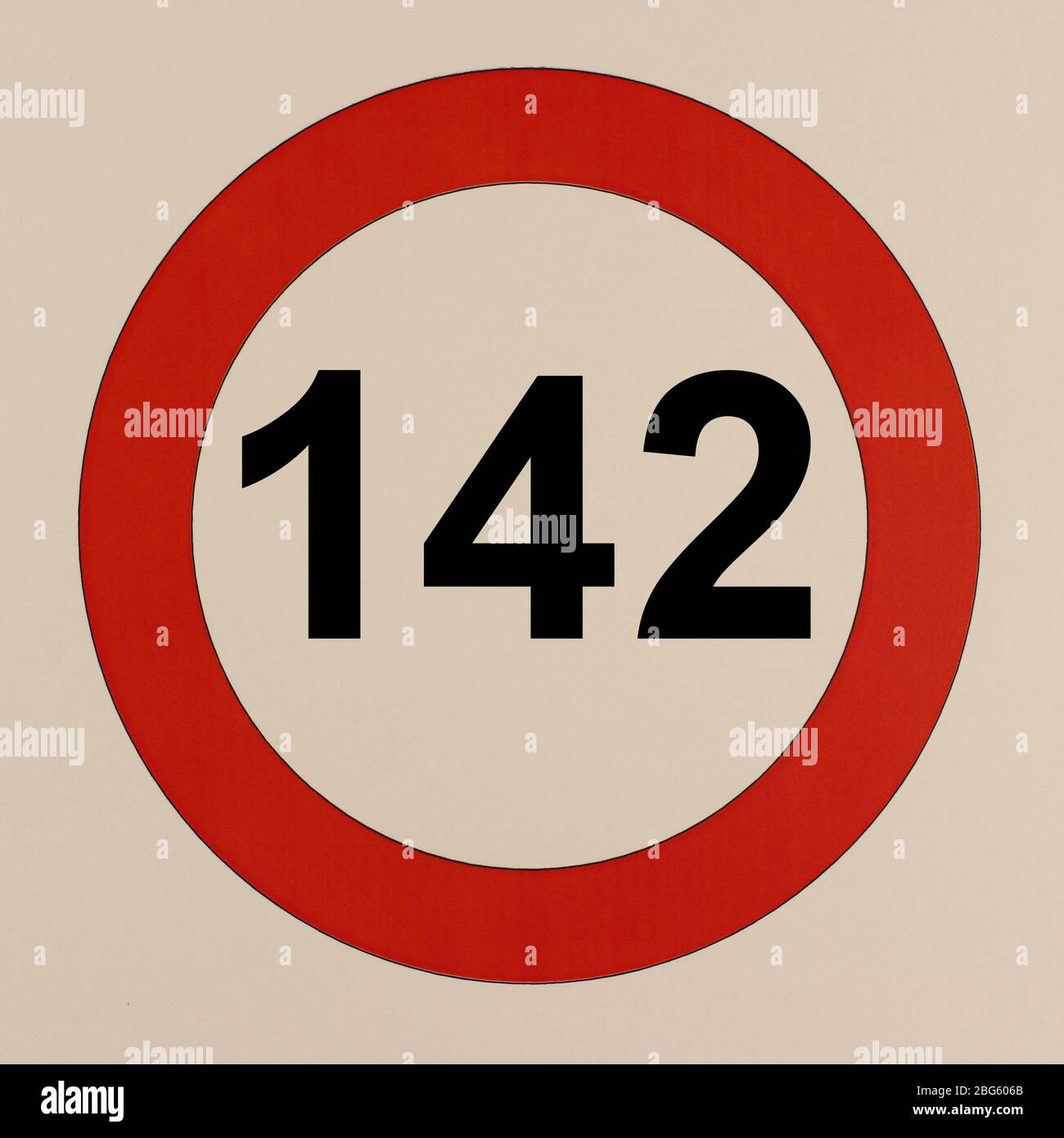 Illustration des Straßenverkehrszeichens 'maximum Geschwindigkeit 142 km pro Stunde' Banque D'Images