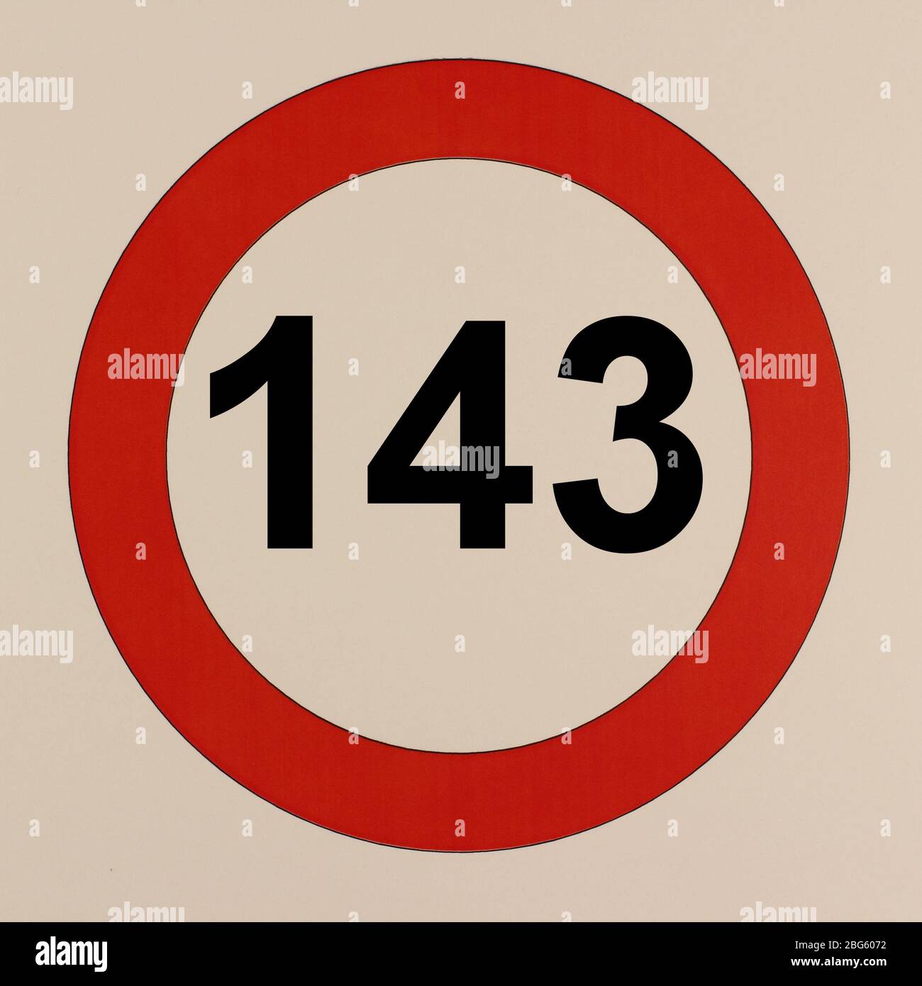 Illustration des Straßenverkehrszeichens 'maximum Geschwindigkeit 143 km pro Stunde' Banque D'Images