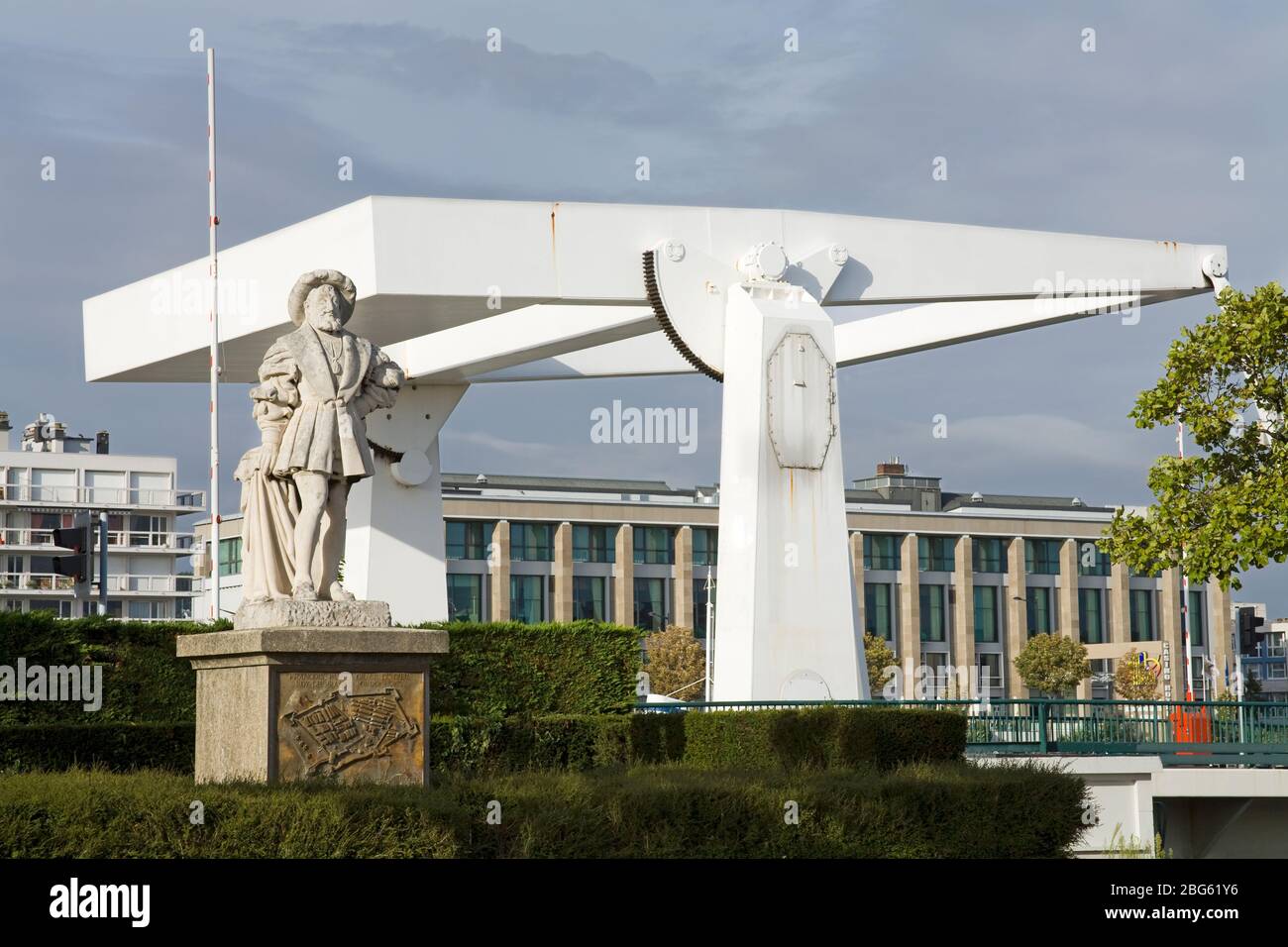Pont-levis sur la statue de Lambladie Quay & Françoise de Grace, le Havre,  Normandie, France, Europe Photo Stock - Alamy