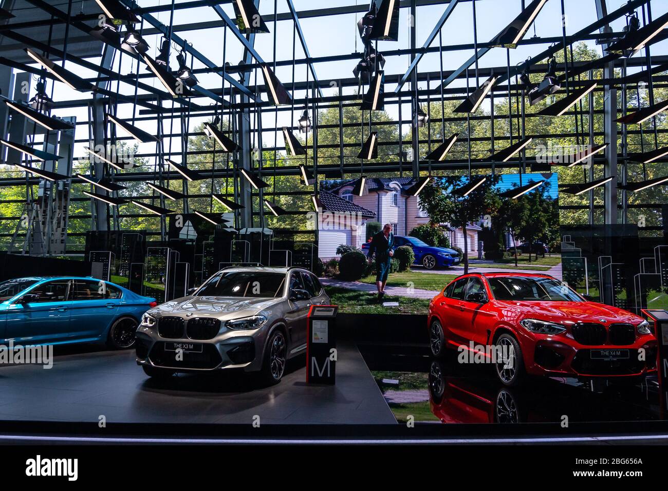 BMW X3M gris, BMW X4M rouge et M 5 bleu. BMW Welt, Munich, Allemagne, mars 2020 Banque D'Images