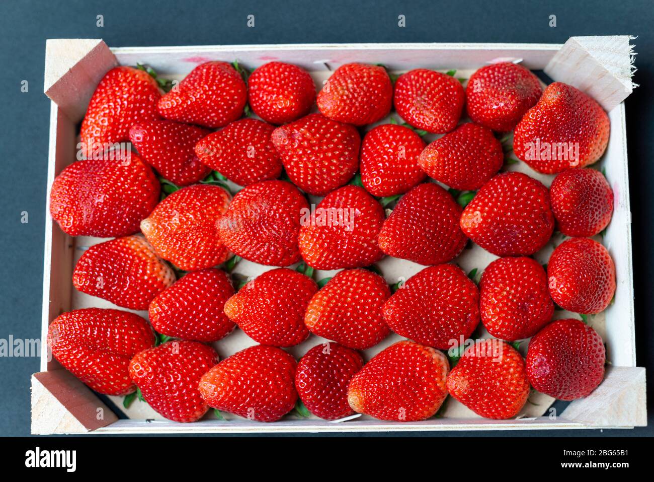 Les fraises de Huelva du marché hebdomadaire de Calldetenes près de Vic, elles semblent super Banque D'Images