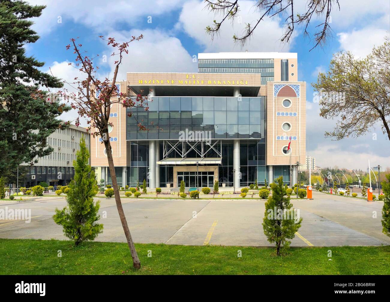 Ankara/Turquie-15 avril 2019 - immeuble du Ministère turc du Trésor et des finances nouvellement construit situé sur la rue Dikmen. Hazine ve Maliye Bakanligi Banque D'Images