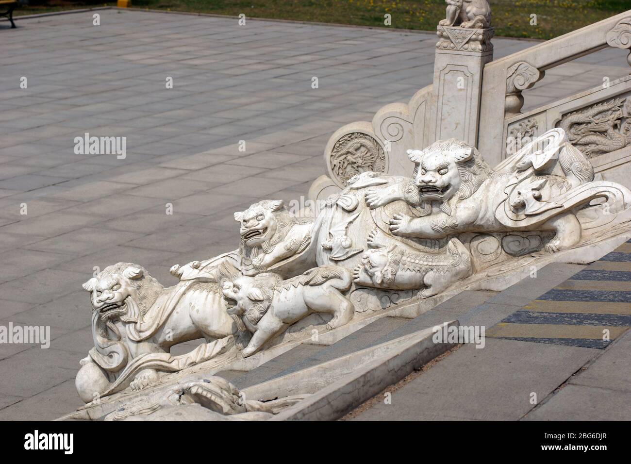 Les lions et les chauves-souris chinois sont sculptés en pierre. Jade Buddha Park, Anshan, province de Liaoning, Chine, Asie. Banque D'Images