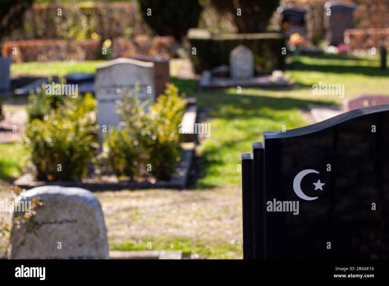 Cimetière musulman moderne avec foyer sur un pierre tomique avec symbole musulman croissant de lune avec une étoile solitaire. Banque D'Images