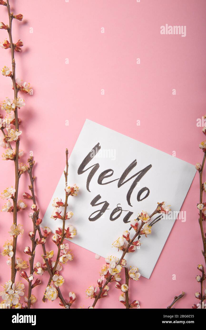 Bonjour mon amour inscription manuscrite. Lettrage dessiné à la main, calligraphie. Carte avec fond brunch arbre de printemps, Saint-Valentin Banque D'Images