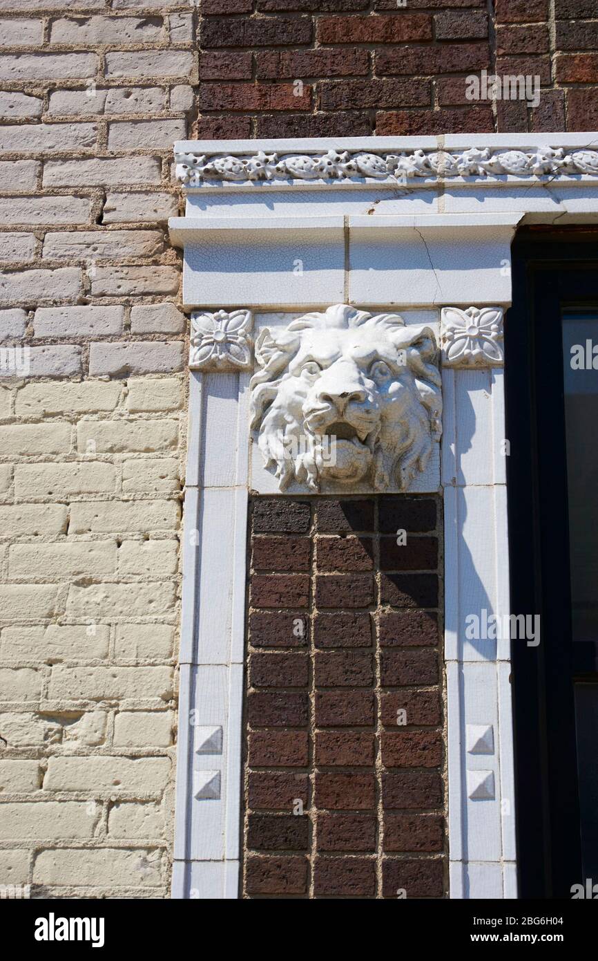 Gargoyle Lion sur le côté du bâtiment. Banque D'Images