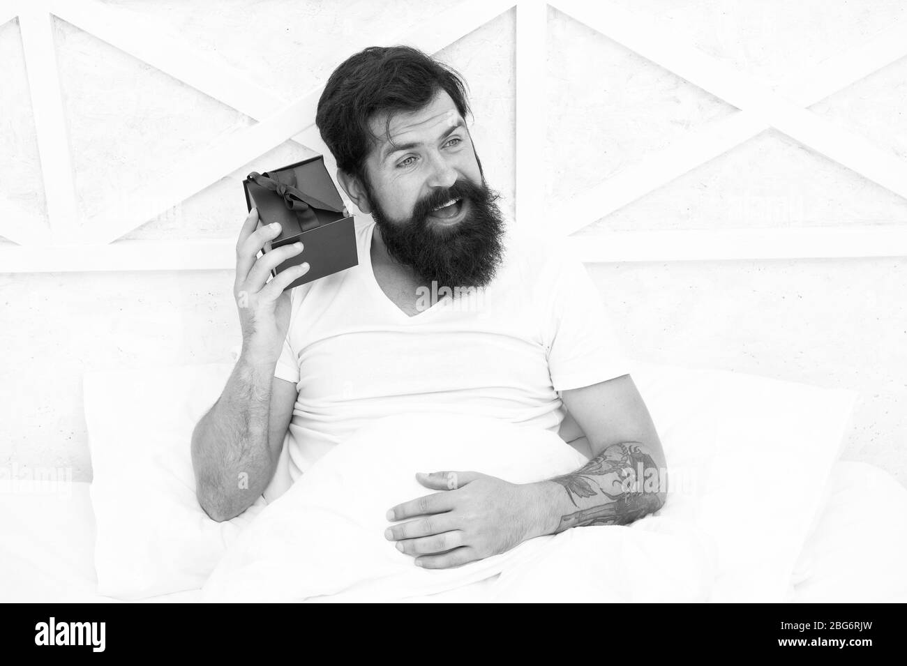 C'est parfait. barbu passer à la maison de vacances. Jour de Valentines. Cadeau spécial. Heureux hipster avec présent fort. tôt le matin surprise. Date de début avec message d'anniversaire. cadeau pour la nuit. Banque D'Images