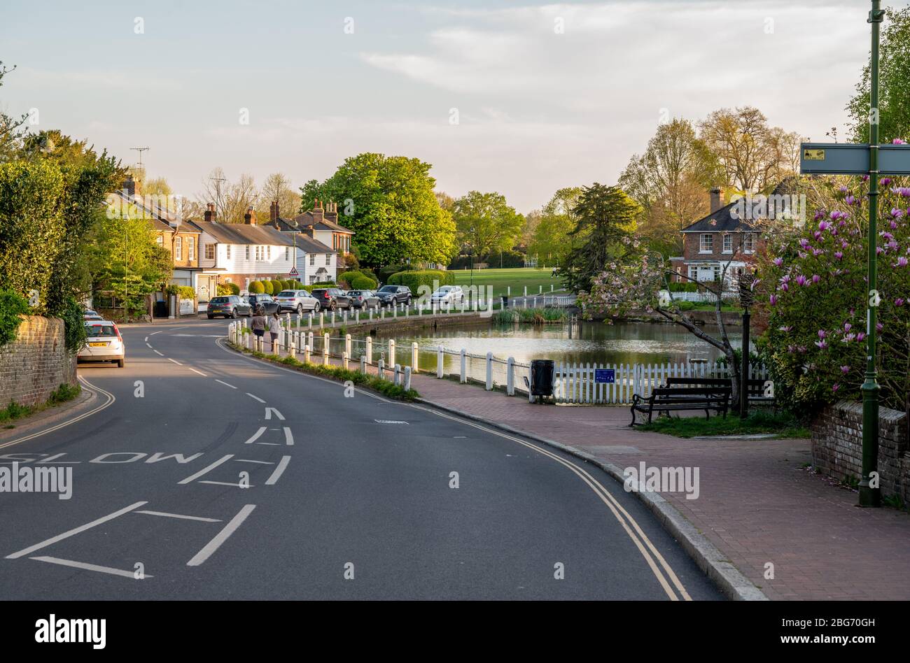 Vue de High Street à l'étang et le commun dans le village historique de Lindfield, West Sussex, Angleterre. Banque D'Images