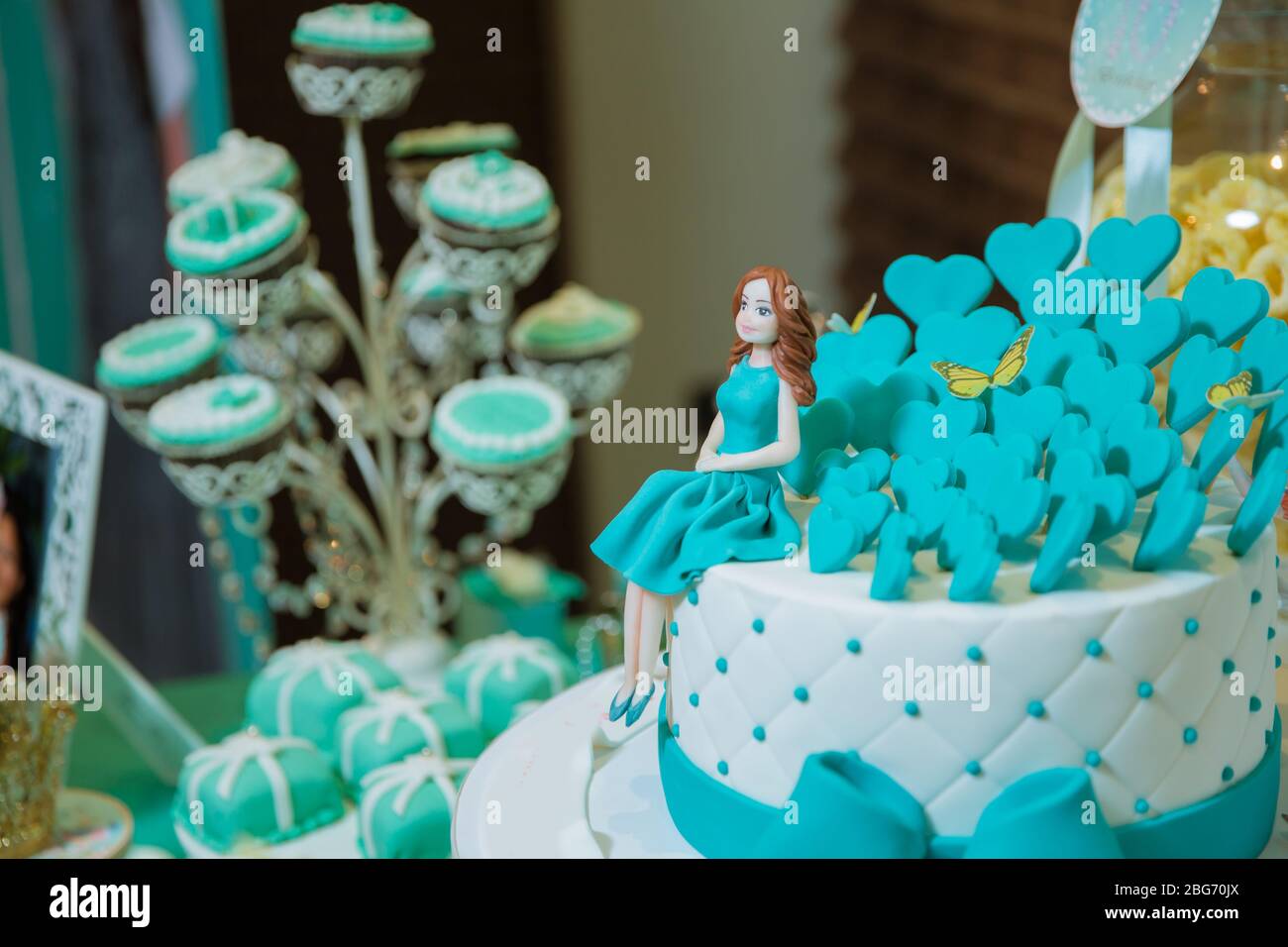 Un Gateau De Poupee Bleu Sur Le Theme De La Plage Gateau D Anniversaire Pour Filles Chef Patissier Decorant Vue Sur Le Dessus De Pain D Epices Maison Comme Des Poupees