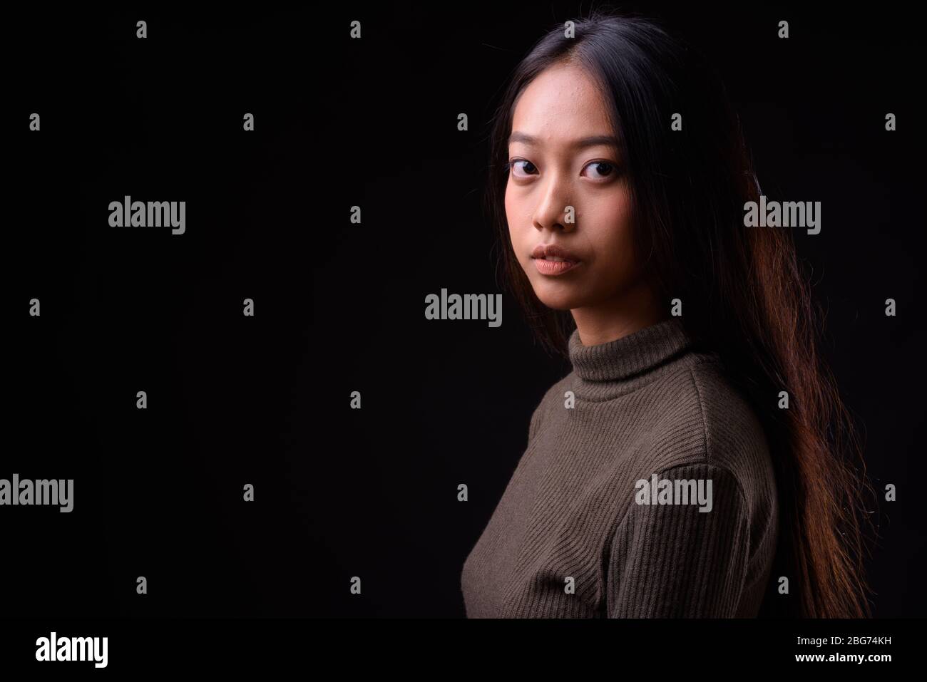 Voir le profil de belle jeune femme asiatique Banque D'Images