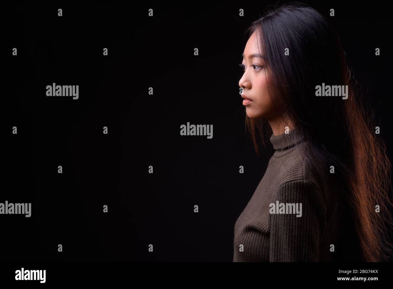 Voir le profil de belle jeune femme asiatique Banque D'Images