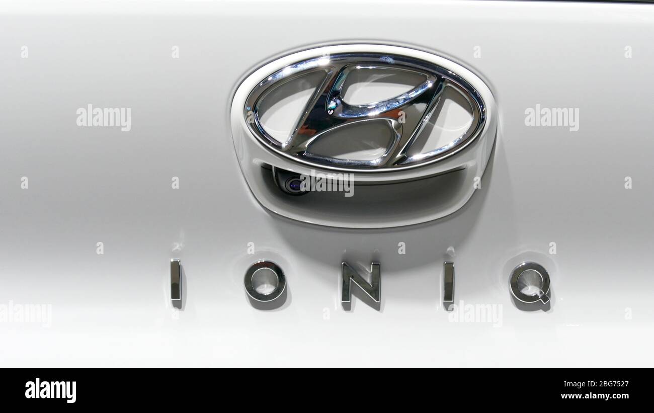 Logo Hyundai Ionic et caméra arrière sur la porte arrière de la voiture. JUIN 2018 MOSCOU, RUSSIE Banque D'Images