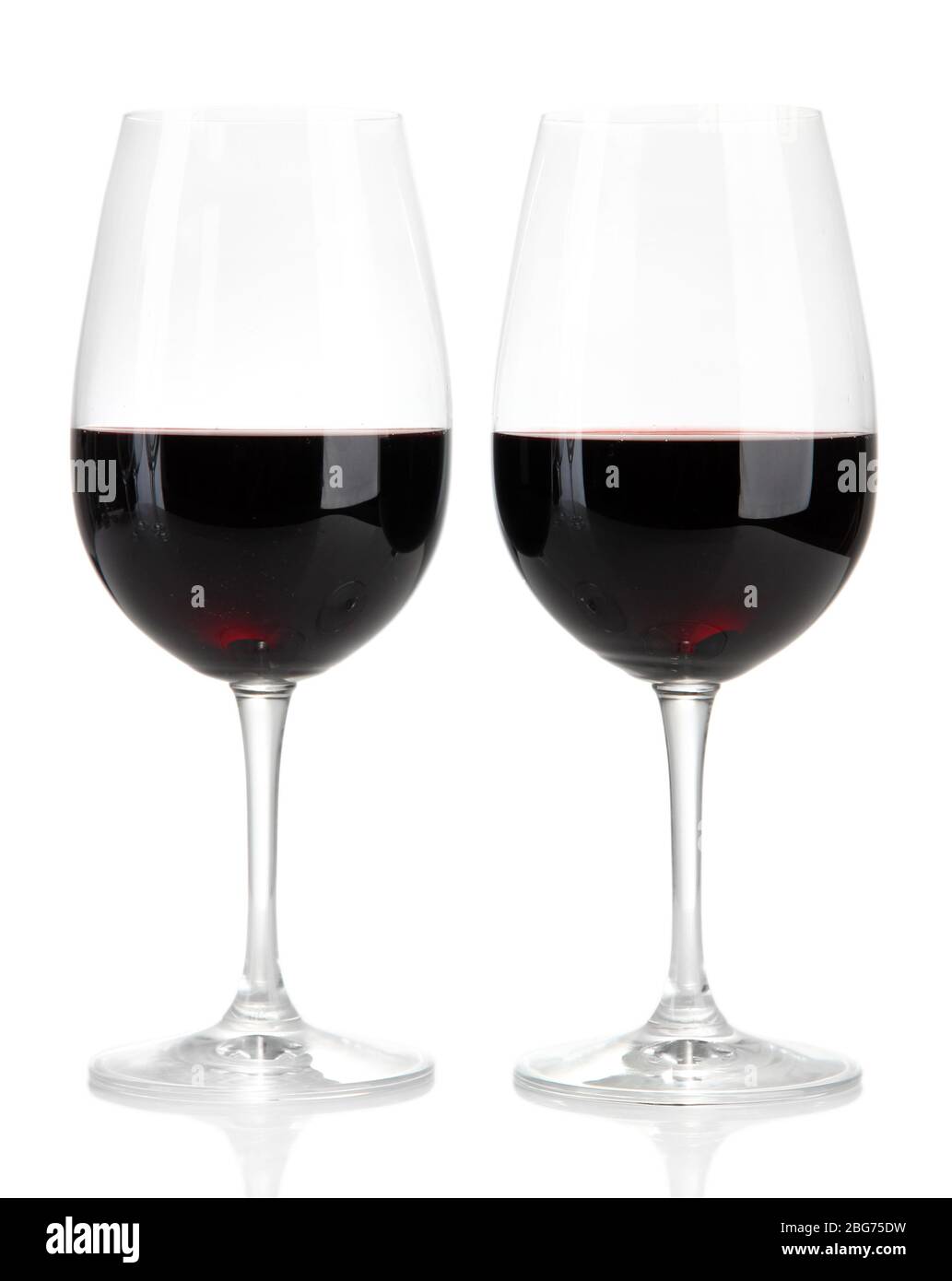 Wineglasses avec du vin rouge, isolated on white Banque D'Images