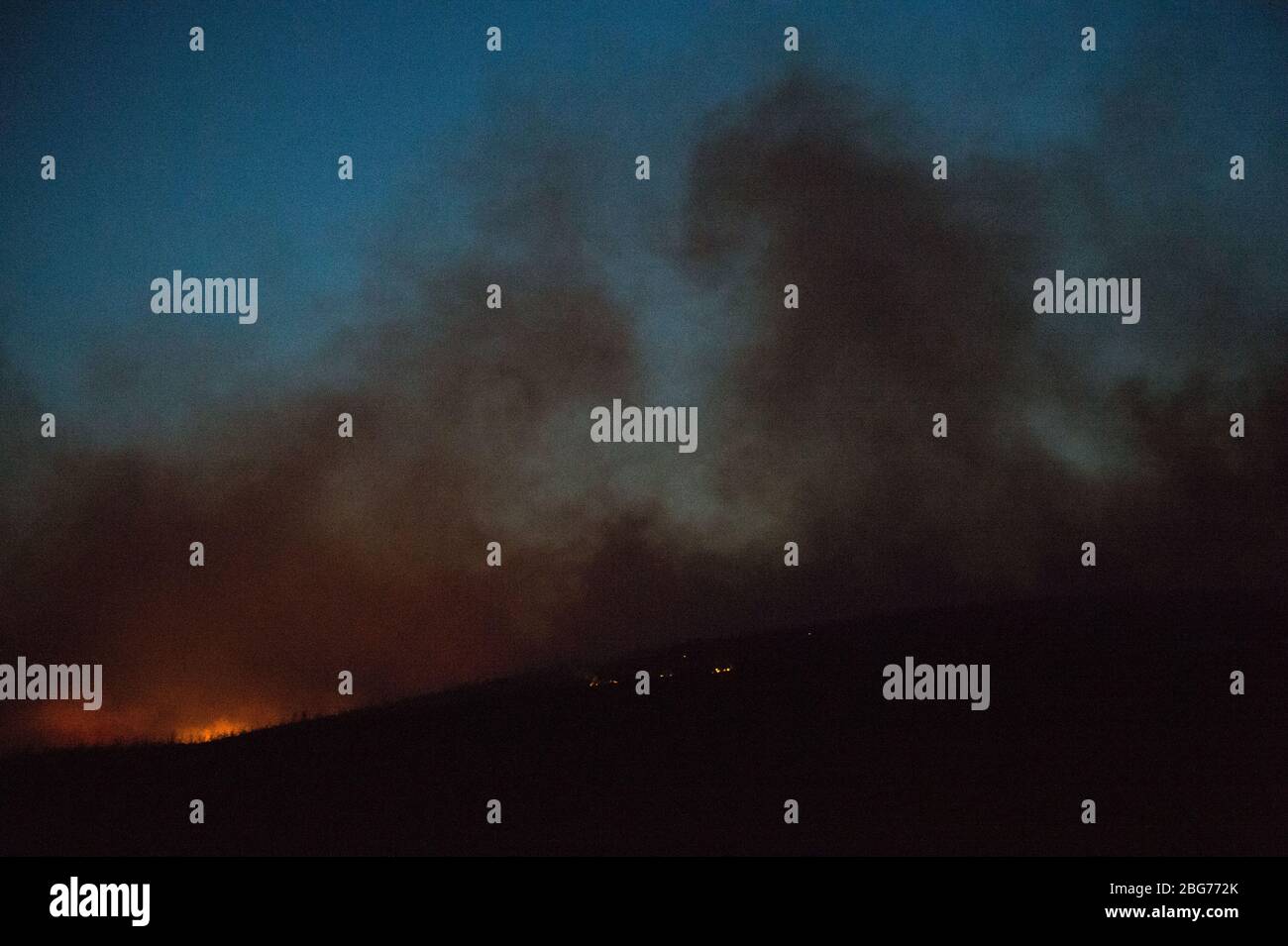 Kilpatrick Hills, Duntochter, Glasgow, Royaume-Uni. 20 avril 2020. Photo: D'énormes panaches de fumée sombre s'enorffent d'un feu de forêt massif avec des flammes massives sur les collines de Kilpatrick à Glasgow. Crédit : Colin Fisher/Alay Live News Banque D'Images