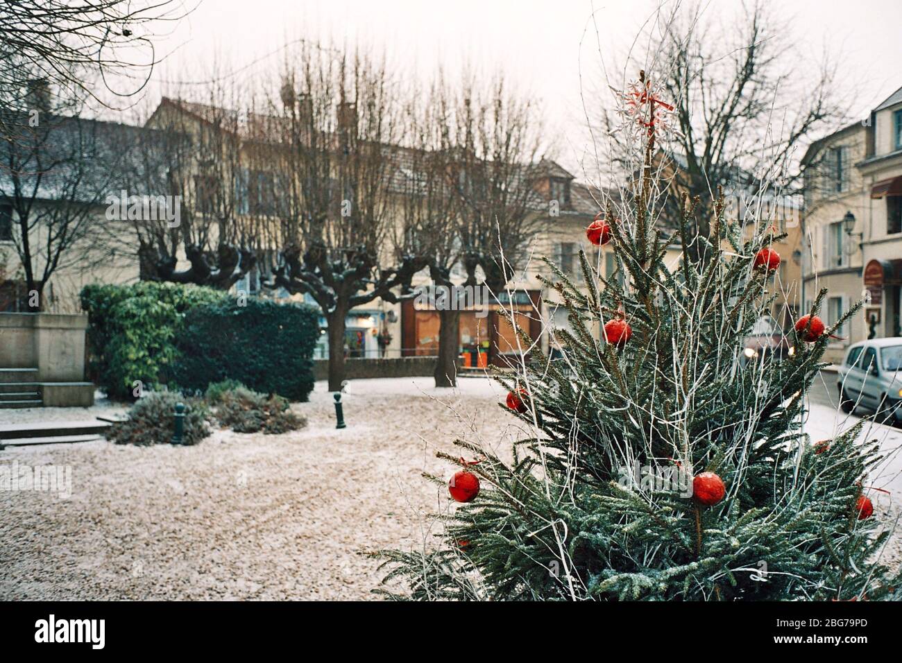 AJAXNETPHOTO. LOUVECIENNES, FRANCE. - SCÈNE DE NOËL - DÉPOUSSIÉRAGE LÉGER DE LA NEIGE SUR LA PLACE DU VILLAGE, EMPLACEMENT AUTREFOIS FRÉQUENTÉ PAR DES ARTISTES DU XIXE SIÈCLE, DONT CAMILLE PISSARRO ET ALFRED SISLEY.PHOTO:JONATHAN EASTLAND/AJAX REF:TC2587_19_18 A Banque D'Images