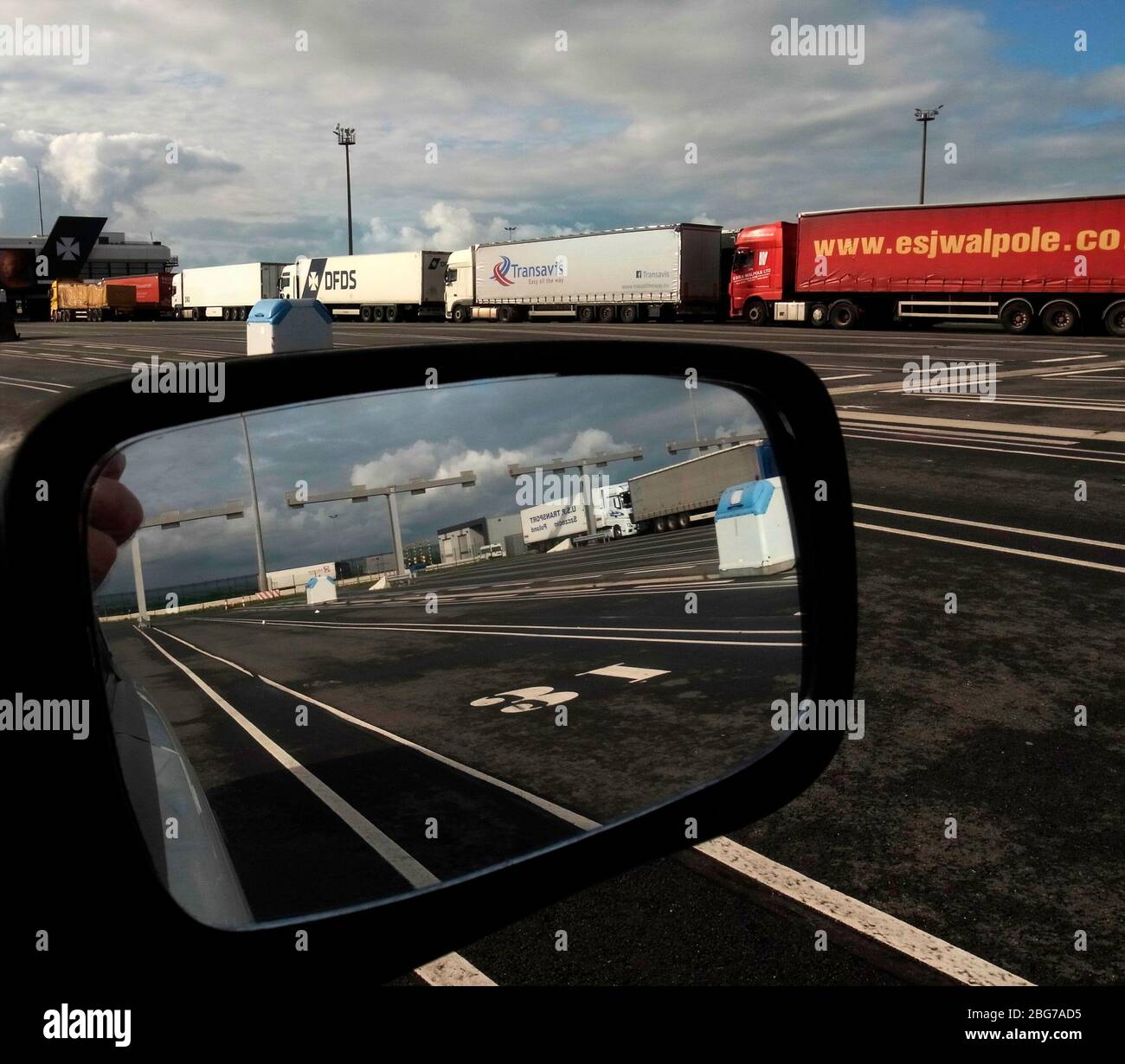 AJAXNETPHOTO. OCTOBRE 2019. DUNKERQUE, FRANCE. - CAMIONS ROUTIERS GARÉS DANS LE PORT EN ATTENDANT DE PRENDRE UN FERRY À TRAVERS LE CANAL VERS DOUVRES.PHOTO:JONATHAN EASTLAND/AJAX REF:GR4191510 9735 Banque D'Images