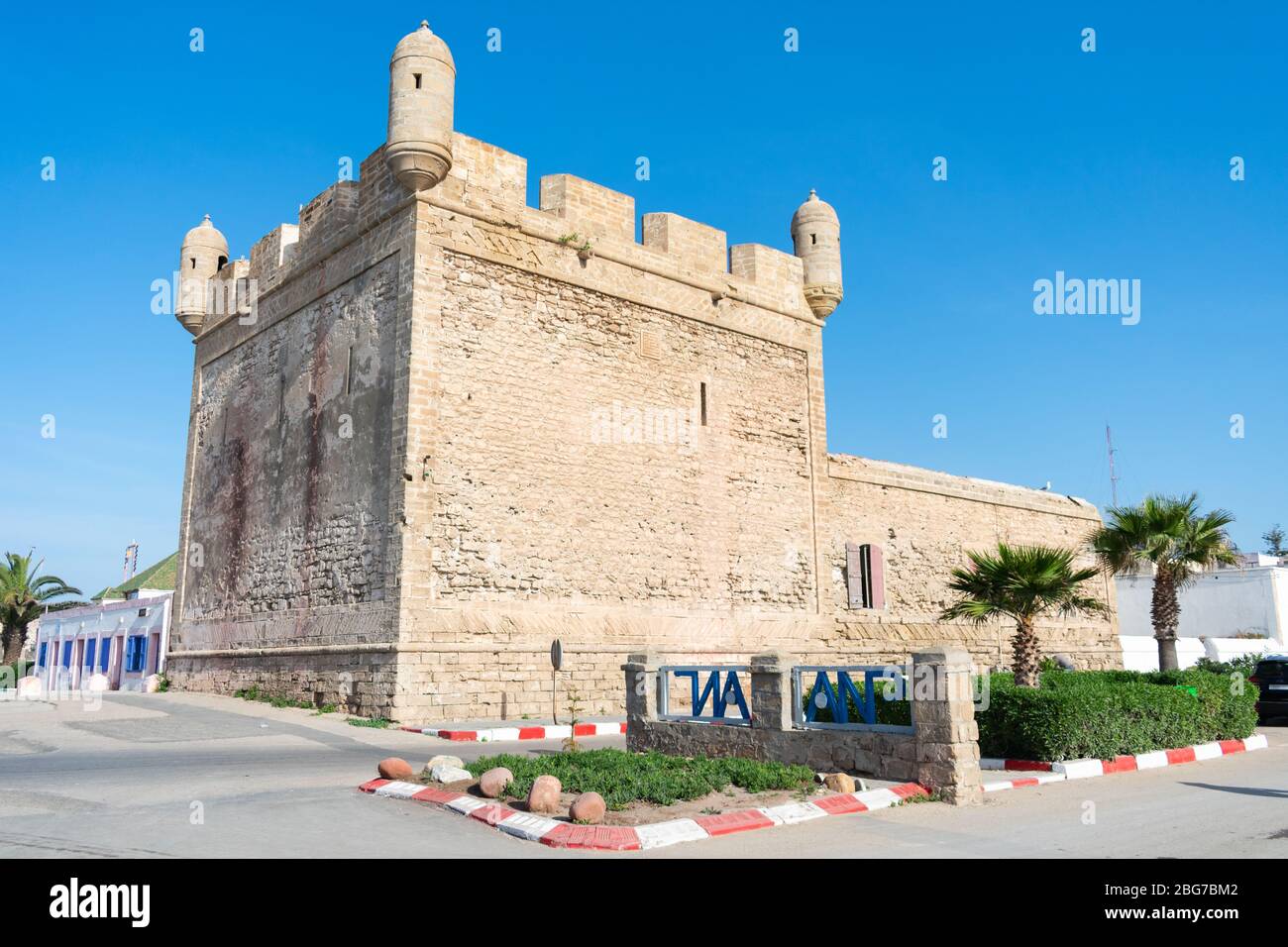 Tour fortifiée au port d'Essaouira Maroc Banque D'Images