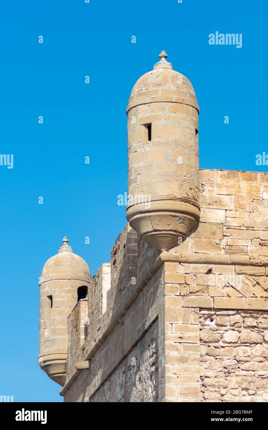 Haut d'une tour fortifiée au port d'Essaouira Maroc Banque D'Images