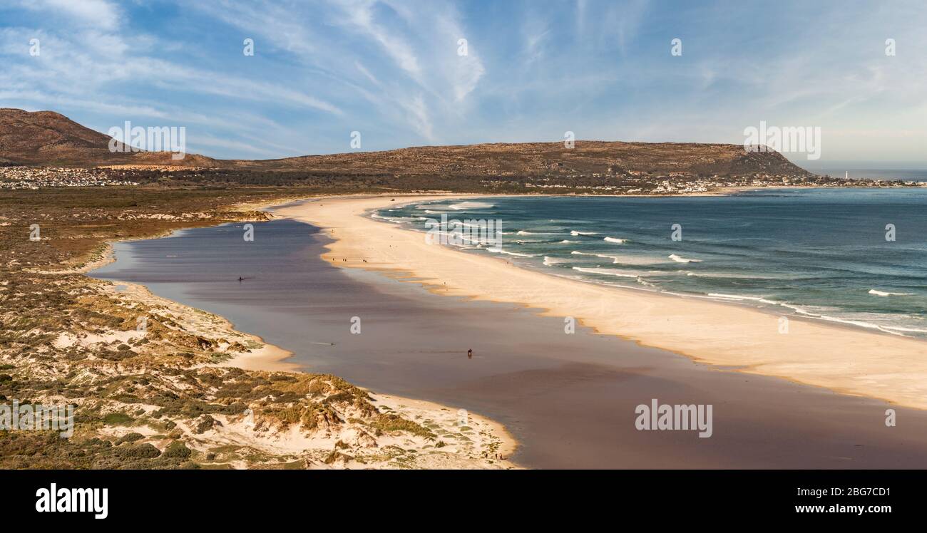 Plage de Muizenberg à côté de Cape Town (Afrique du Sud) vue panoramique en hiver Banque D'Images