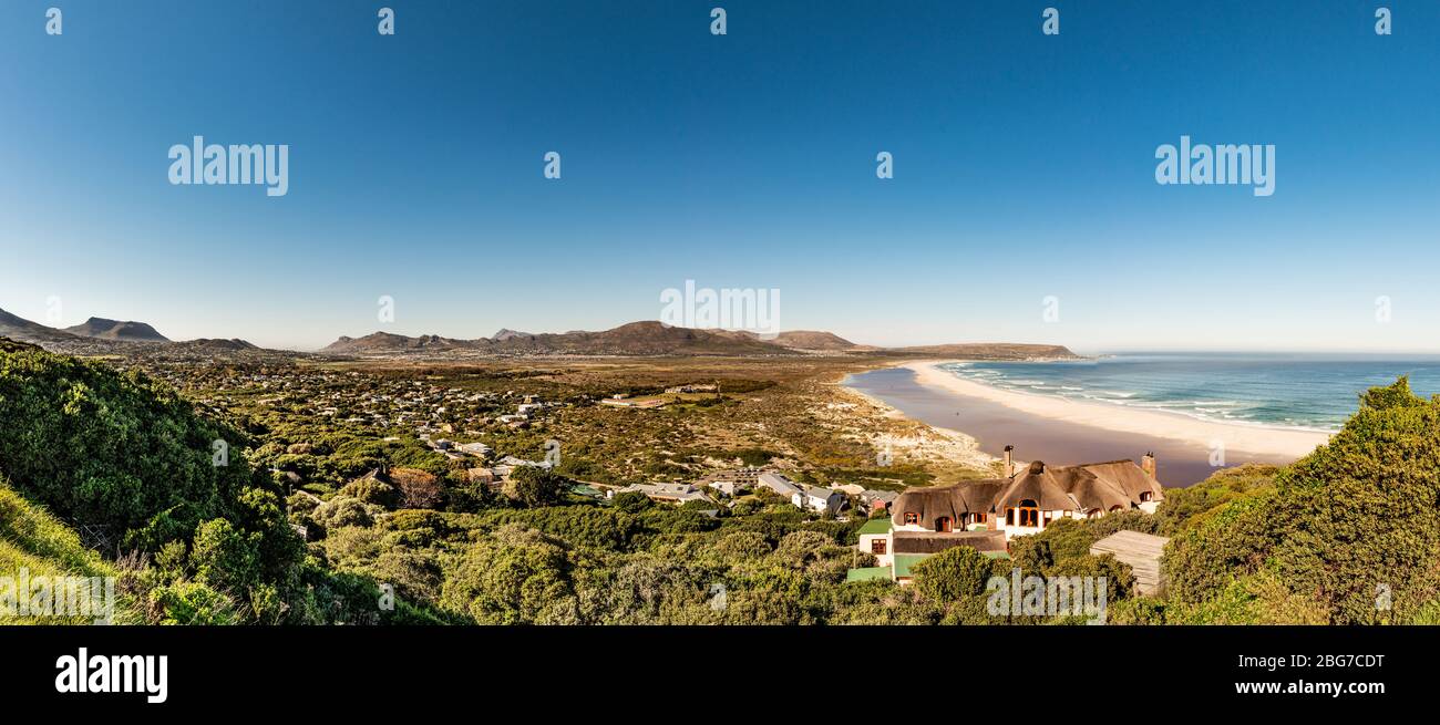 Plage de Muizenberg à côté de Cape Town (Afrique du Sud) vue panoramique en hiver Banque D'Images