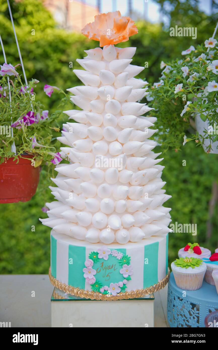 Pyramide De Macaron Et Meringue Gateau D Anniversaire Decore Avec Des Baisers Blancs Meringue Gateau Meringgues Photo Stock Alamy