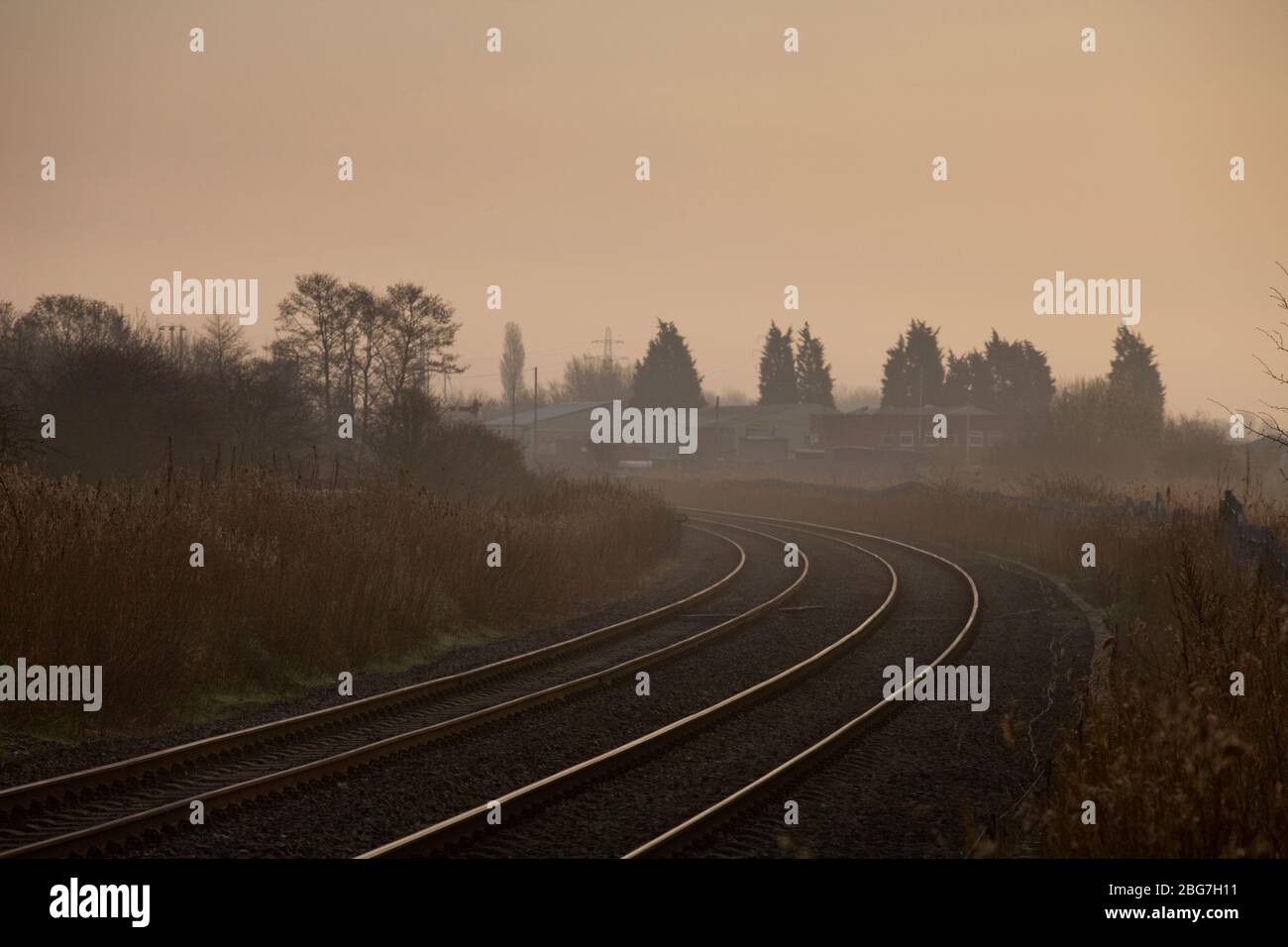 Virage en balayage sur la ligne ferroviaire de fret seulement de niveau bas de Network Rail Warrington sur une misty matin. ROYAUME-UNI Banque D'Images