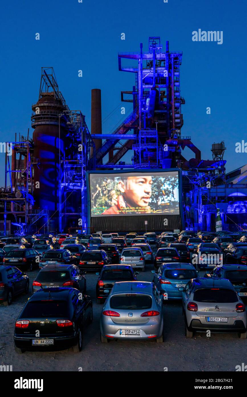 Cinéma en voiture Dortmund, dans le contexte de l'ancienne usine de production de haut fourneaux Phoenix-West à Dortmund-Hörde, projection de films temporaire, événement en co Banque D'Images