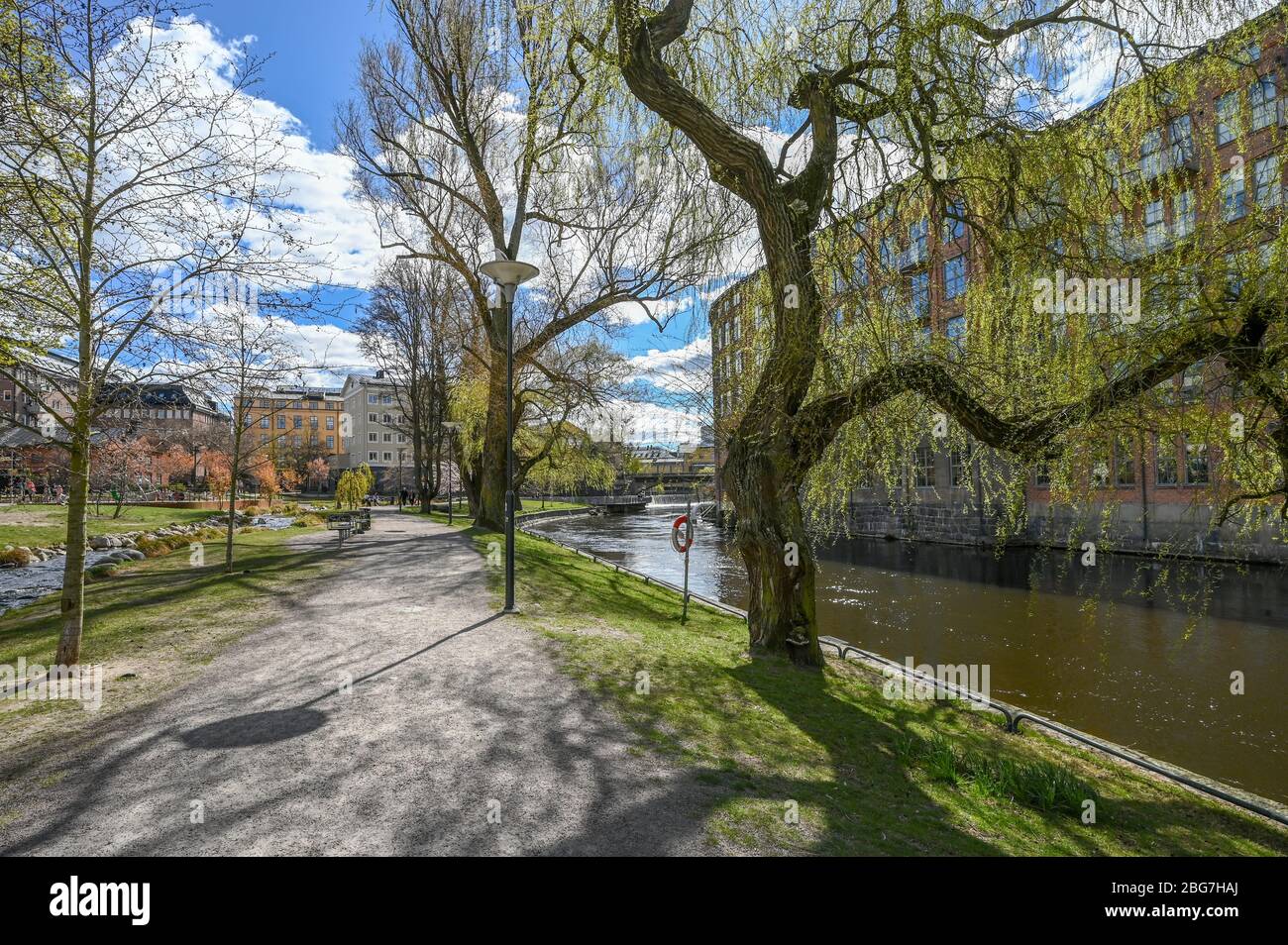 Les personnes non reconnaissables apprécieront le parc riverain Stromparken le long de la rivière Motala à Norrkoping au début du printemps en Suède. Banque D'Images