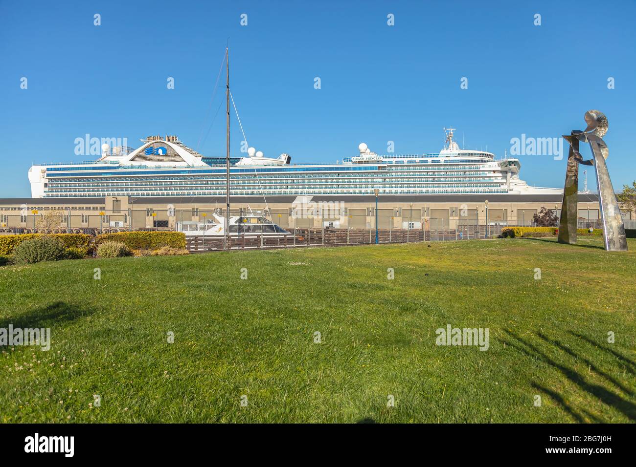 Le bateau de croisière Grand Princess, qui a été bloqué pendant 2 semaines en mer ouverte en raison des passagers de Covid-19, arrime au Pier 39, San Francisco, Californie, États-Unis. Banque D'Images