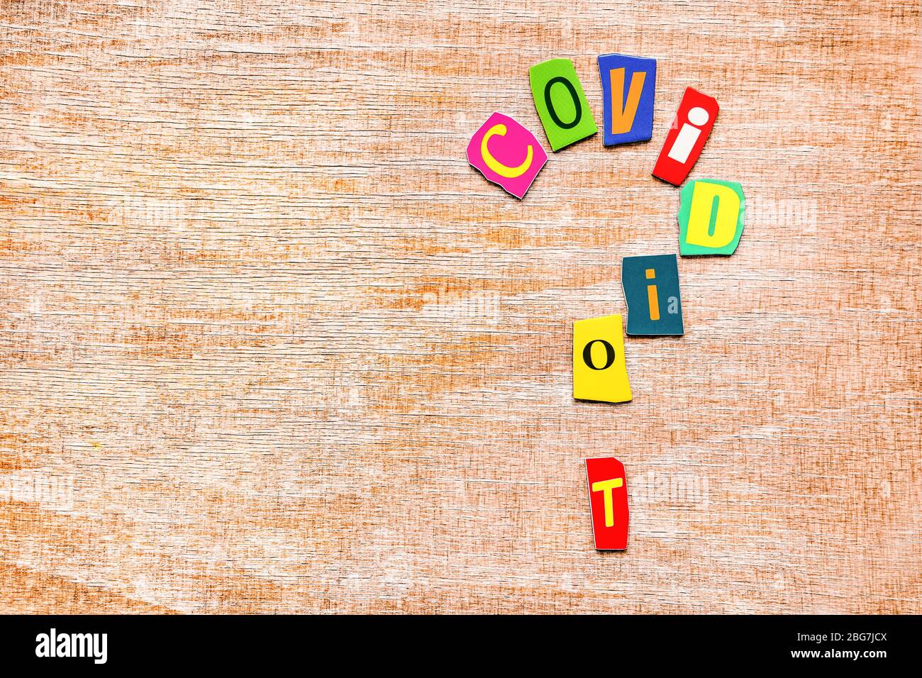 Personne Covidiot qui ignore les avertissements concernant la santé ou la sécurité publique. Les personnes ne respectant pas les autres pendant la pandémie. Maladie mondiale Banque D'Images