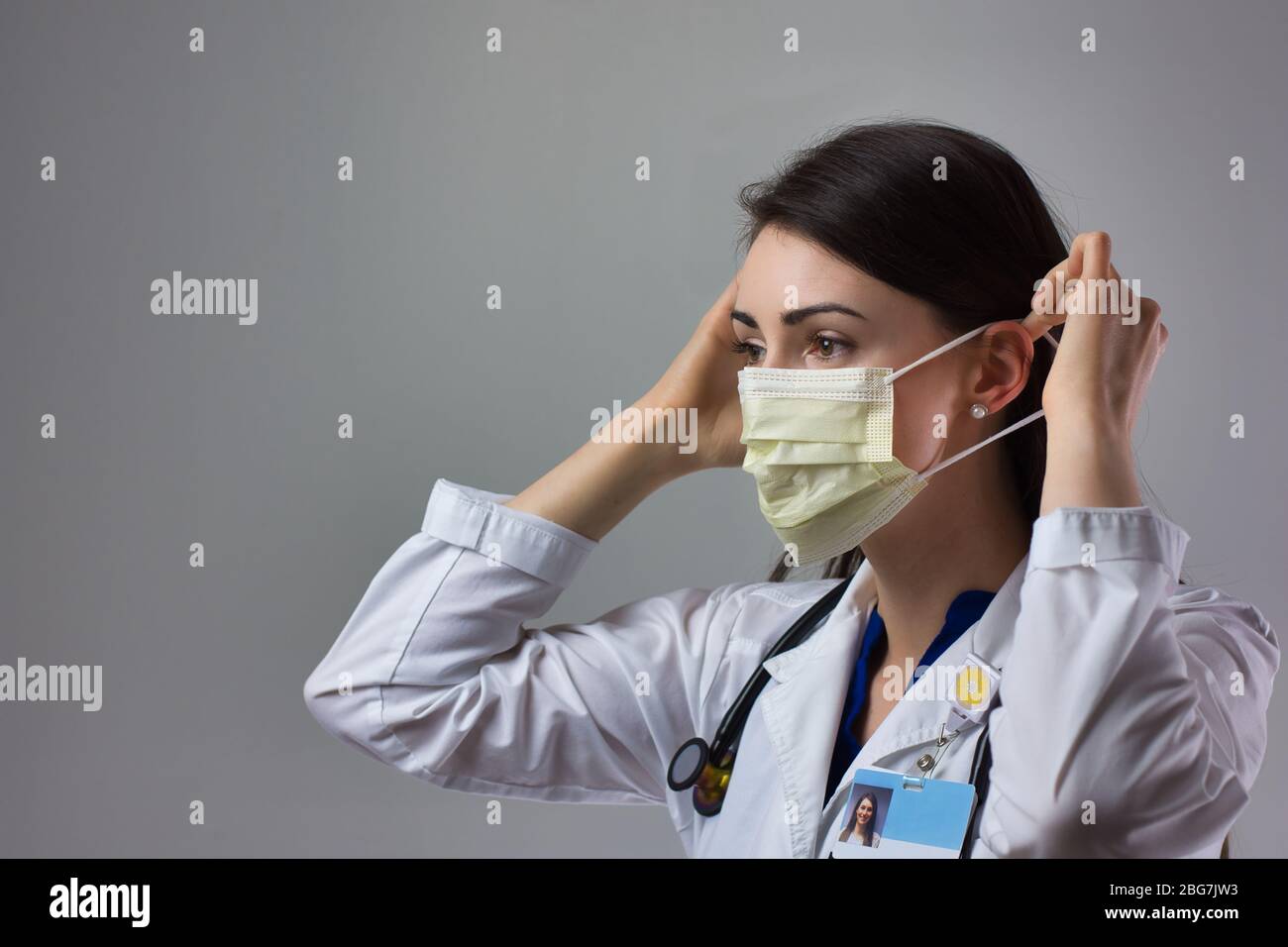 Femme professionnel de la santé démontrant un don approprié de masque pour la protection contre le coronavirus. Une femme proche de la santé met en sécurité Banque D'Images