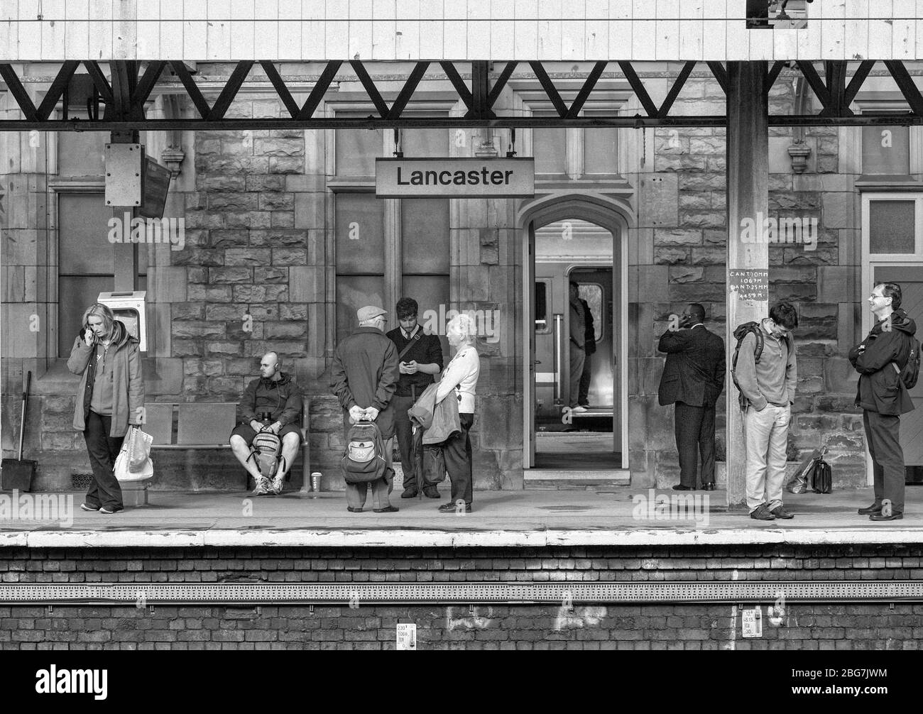 Les passagers à la gare de Lancaster sur la ligne principale de la côte ouest attendent un train Banque D'Images