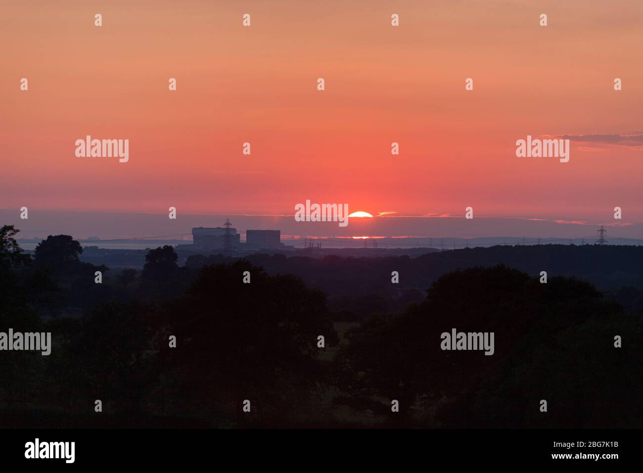Coucher du soleil derrière la centrale nucléaire Heysham 1 et Heysham 2, appartenant à EDF Energy, Royaume-Uni Banque D'Images