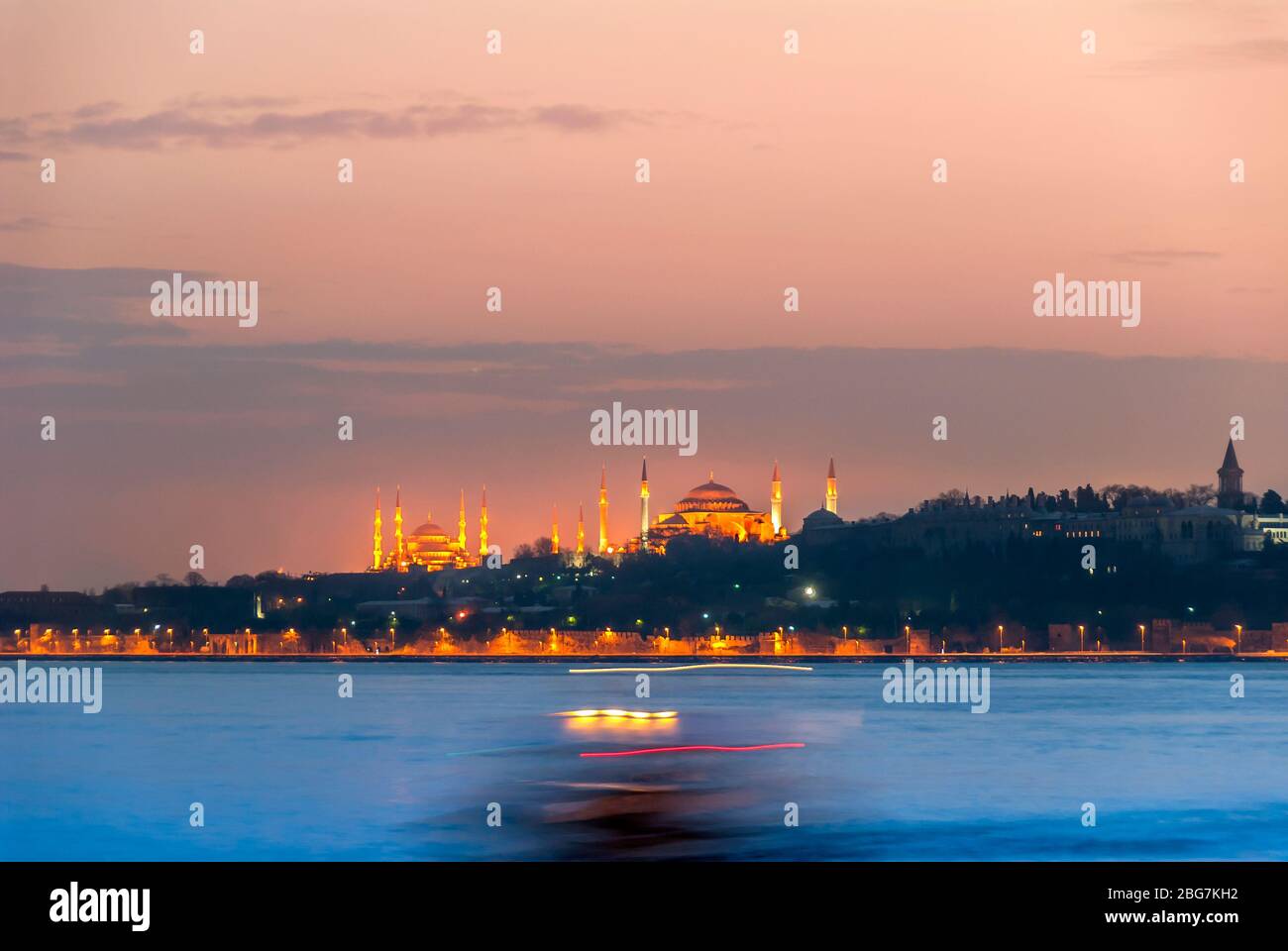 Fatih, Istanbul, Turquie, 27 mars 2016 : Mosquée bleue, musée Sainte-Sophie, ferry City Lines Banque D'Images