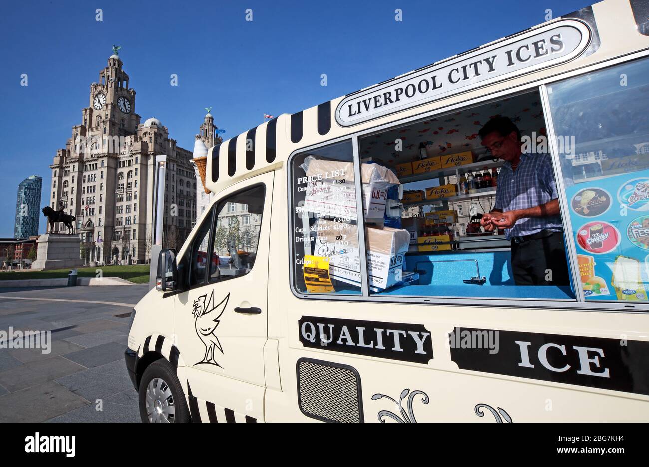 Liverpool City ICES, Ice cream Van, au bord de l'eau de Pier Head, avec Royal Liver Building, City Center, Liverpool, Merseyside, Angleterre, Royaume-Uni, 1 HU Banque D'Images