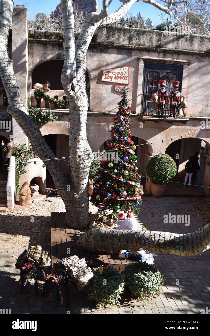 Sedona, AZ. États-Unis 31 décembre 2019.Tlaquepaque village. Lumières de vacances, guirlandes, couronnes et pointsettias. Boutiques pittoresques, restaurants raffinés Banque D'Images