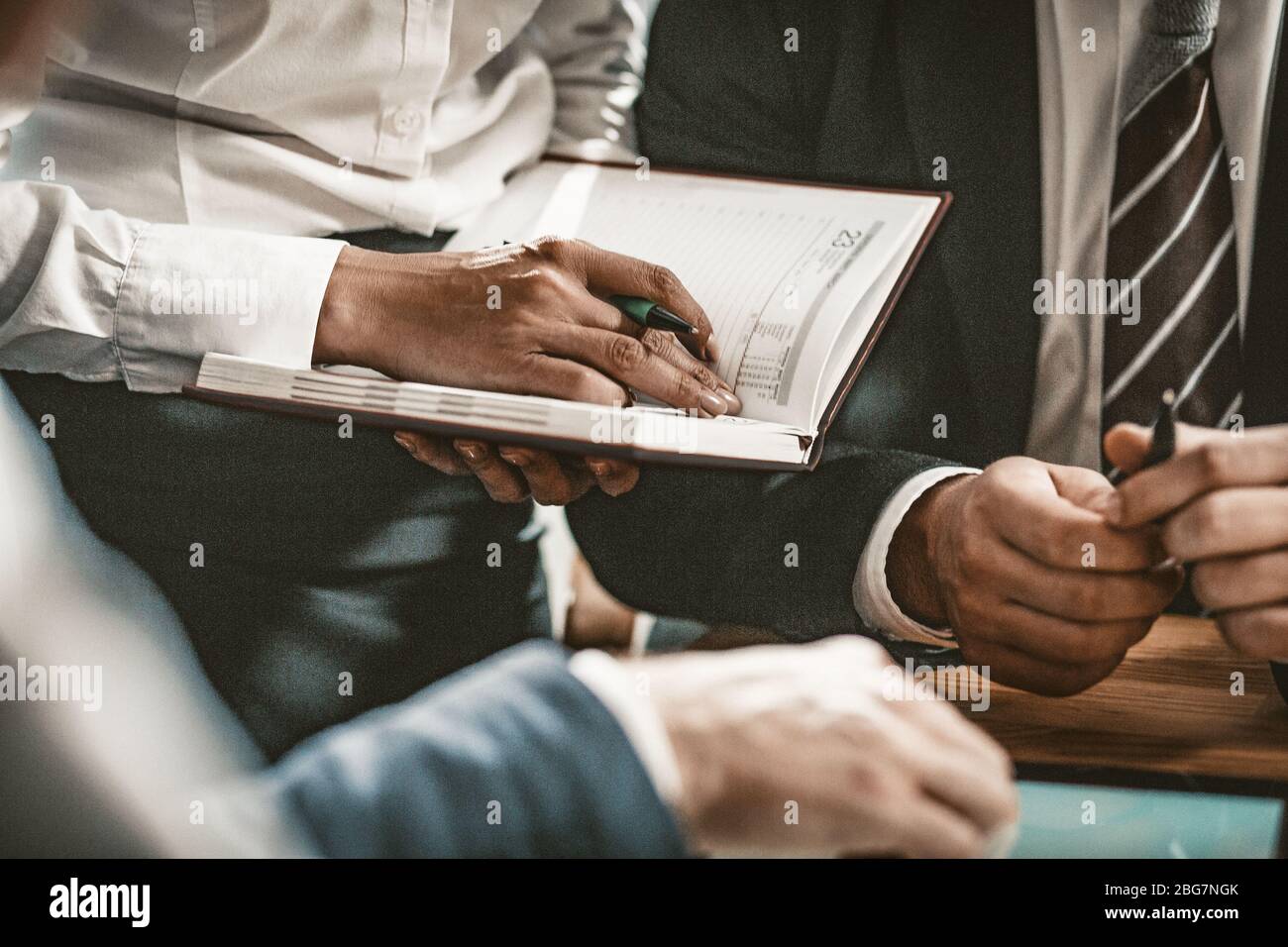 Les mains de la femme tenant le stylo et prêt à écrire Banque D'Images