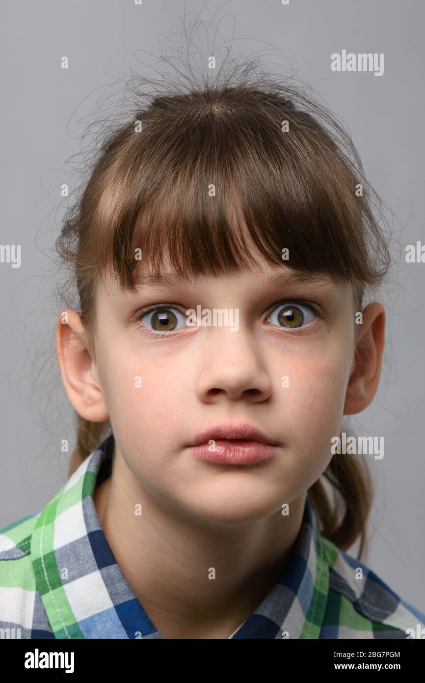 Portrait de la jeune fille de dix ans en choc avec des yeux renflés, apparence européenne, gros plan Banque D'Images