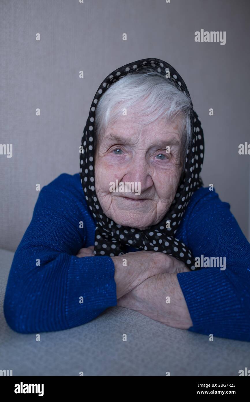 Portrait rapproché d'une vieille femme avec un foulard sur sa tête. Granny. Banque D'Images