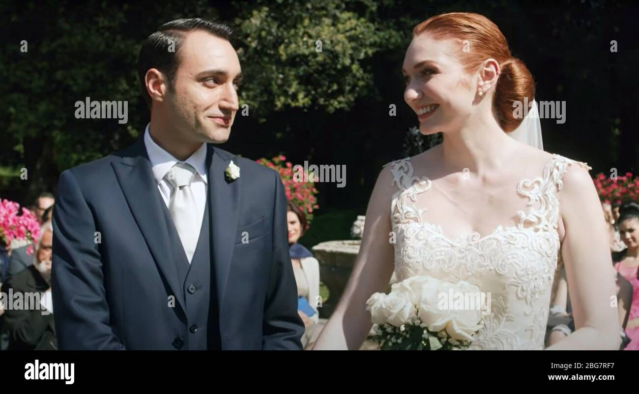 J ADORE LE MARIAGE ALIAS L AMOUR. MARIAGE. REPETEZ de gauche a droite Tiziano Caputo Eleanor Tomlinson 2020. Netflix Gracieusete Everett Collection Photo Stock Alamy