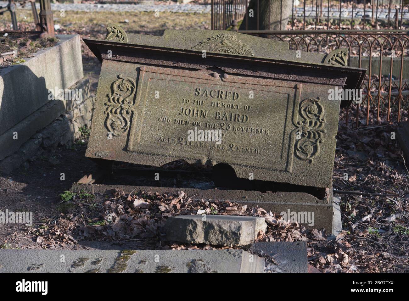 Tombe d'un bébé. 'Acred to the Memory of John Baird qui est mort le 23 novembre 1832 de 2 ans et 2 mois' avec l'oeil de Providence. Banque D'Images