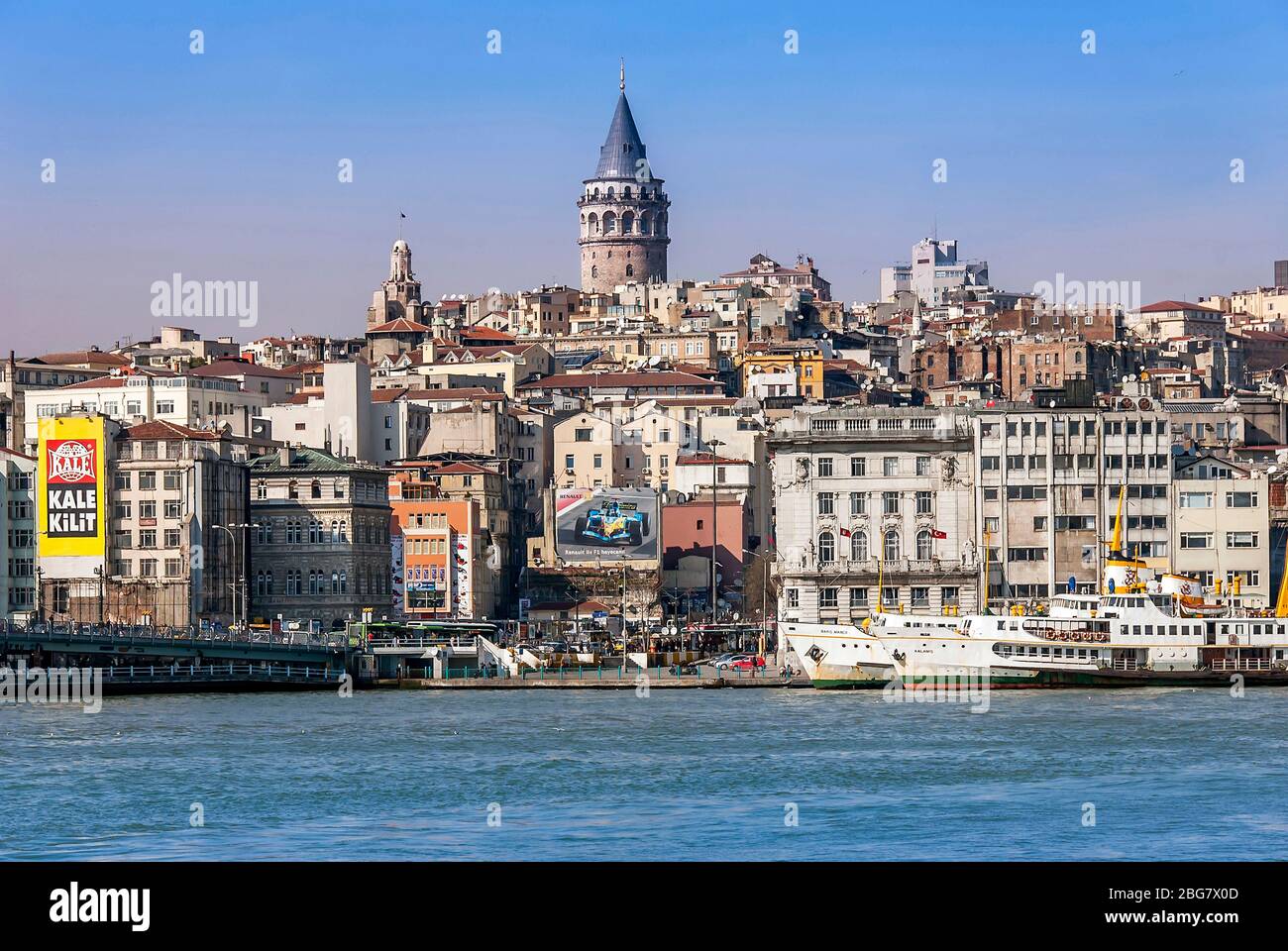 Beyoglu, Istanbul, Turquie, 10 mars 2006 : Tour Galata, City Lines Ferries, roi d'Anastasius byzantin, 528 Banque D'Images