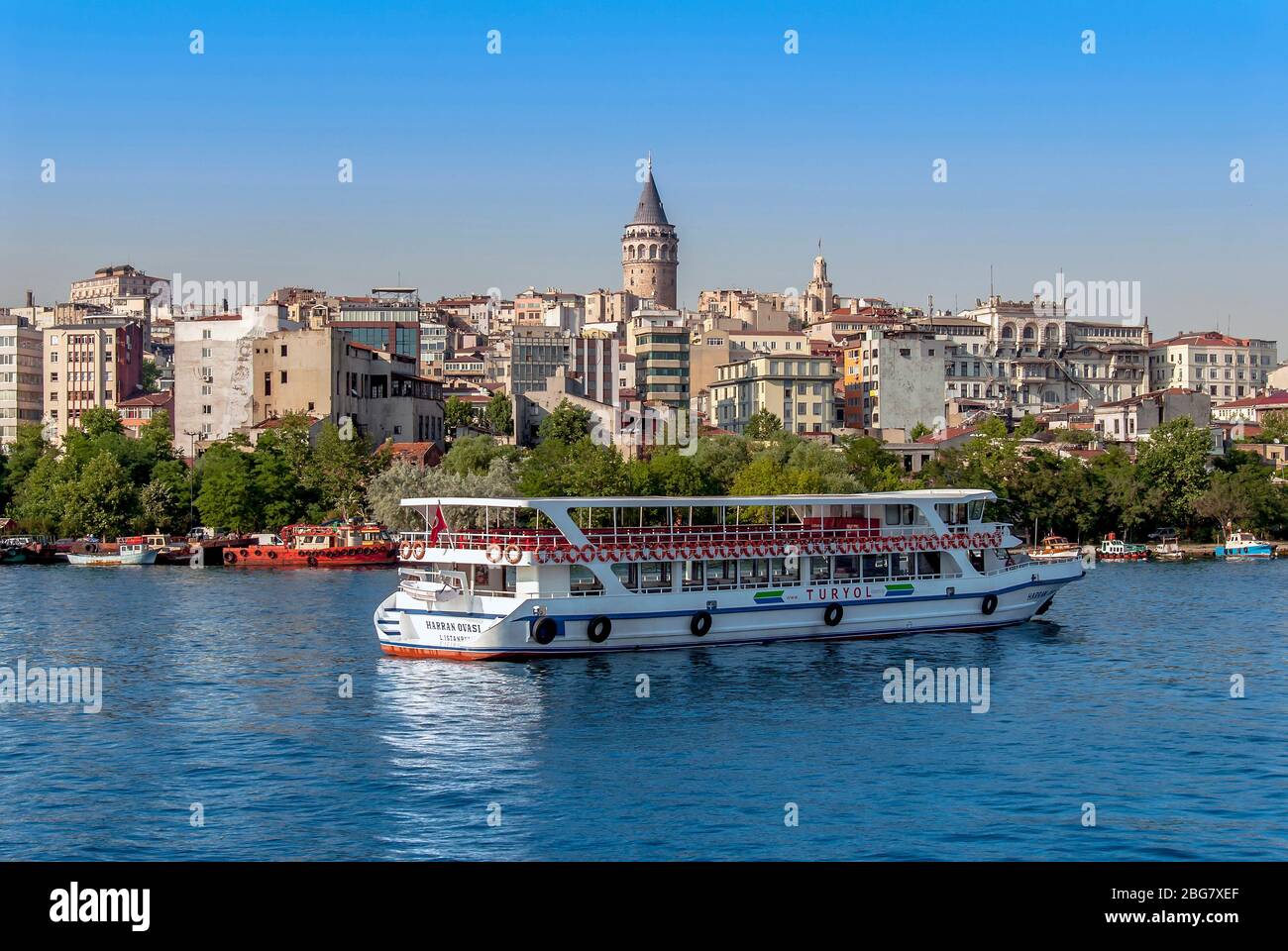 Beyoglu, Istanbul, Turquie, 12 juin 2007 : Tour Galata, ferry City Lines, roi d'Anastasius byzantin, 528 Banque D'Images