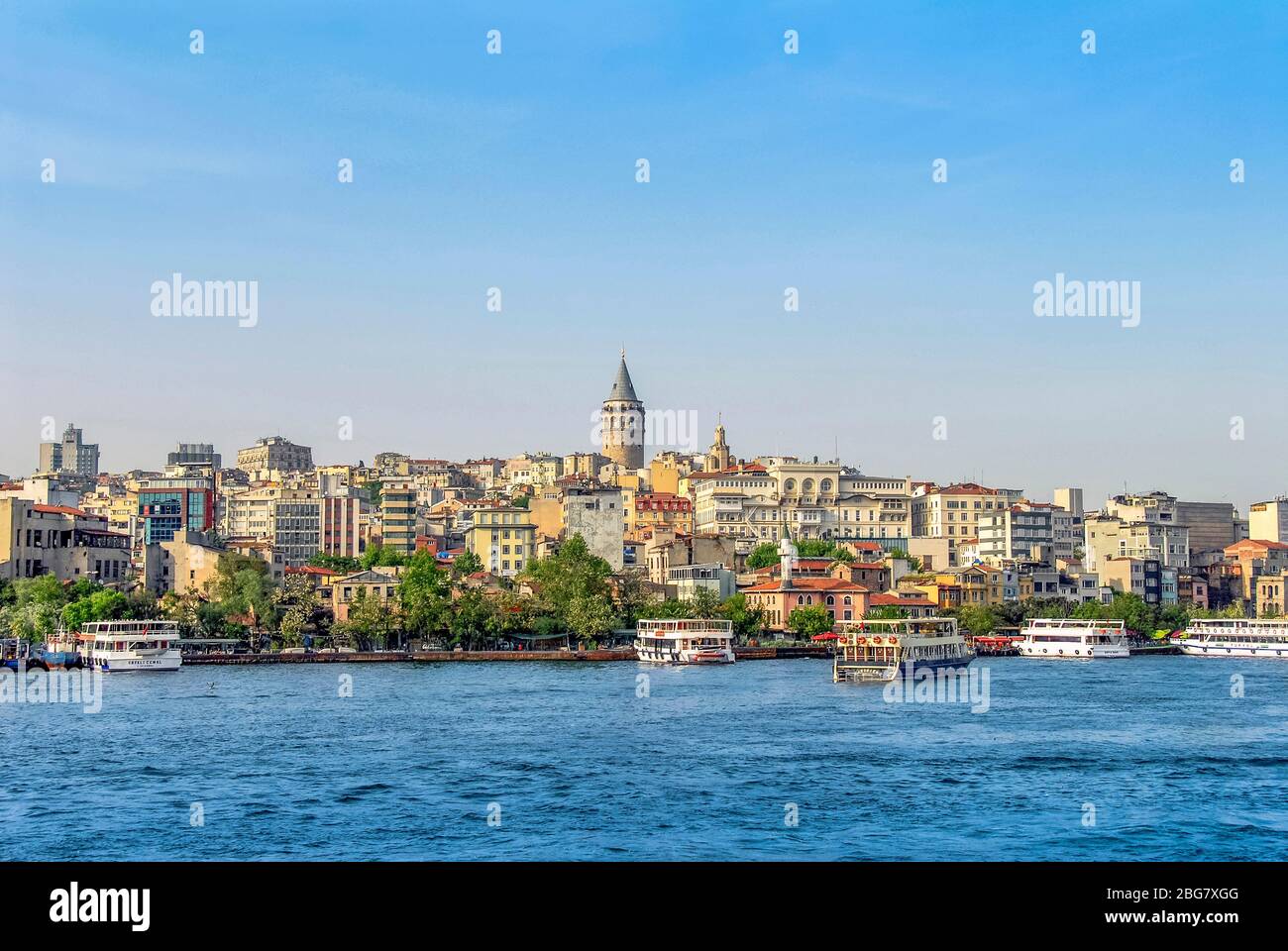 Beyoglu, Istanbul, Turquie, 17 mai 2015 : Tour de Galata, City Lines Ferries, roi d'Anastasius byzantin, 528 Banque D'Images