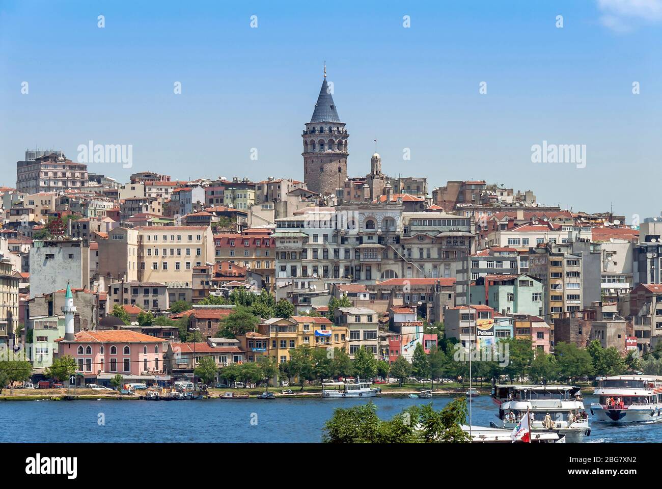 Beyoglu, Istanbul, Turquie, 22 juin 2006 : Tour Galata, ferry City Lines, roi d'Anastasius byzantin, 528 Banque D'Images