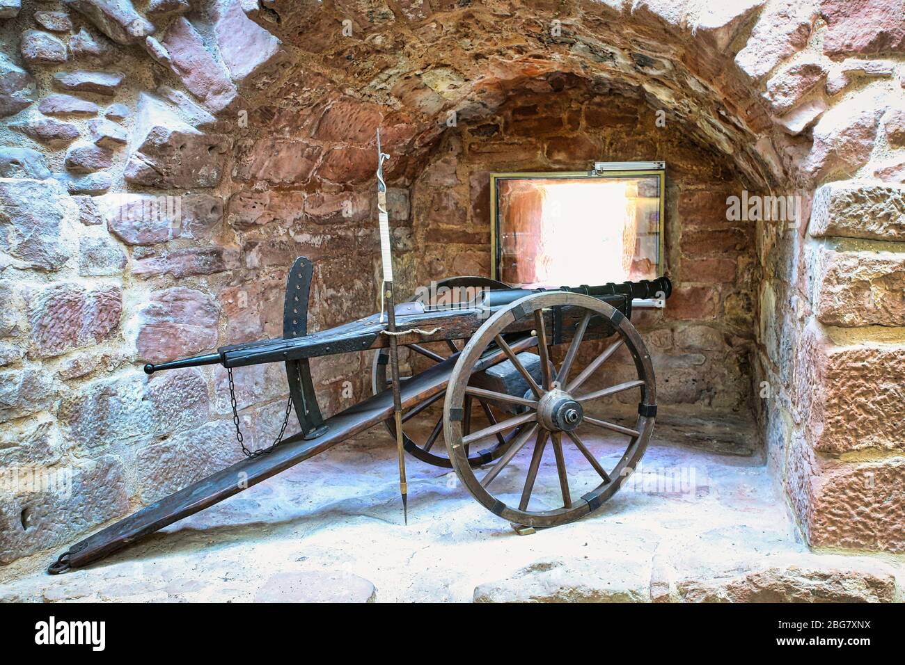 Canon historique sur roues dans une forteresse médiévale dans la ruine de Hardenburg Banque D'Images