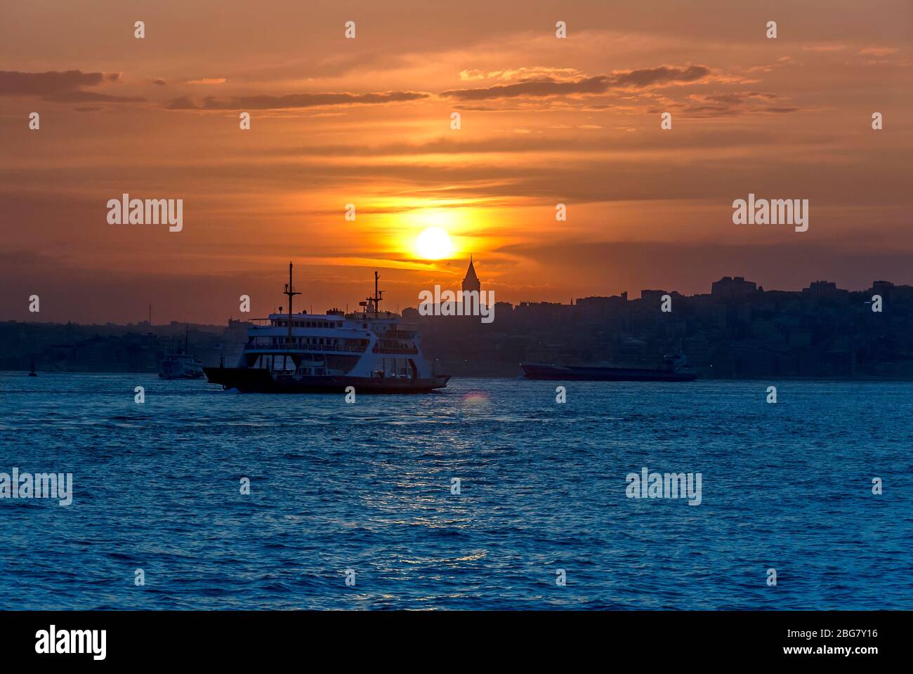Beyoglu, Istanbul, Turquie, 24 mai 2007 : Tour Galata, ferry City Lines, roi de Anastasius byzantin, 528, coucher de soleil. Banque D'Images