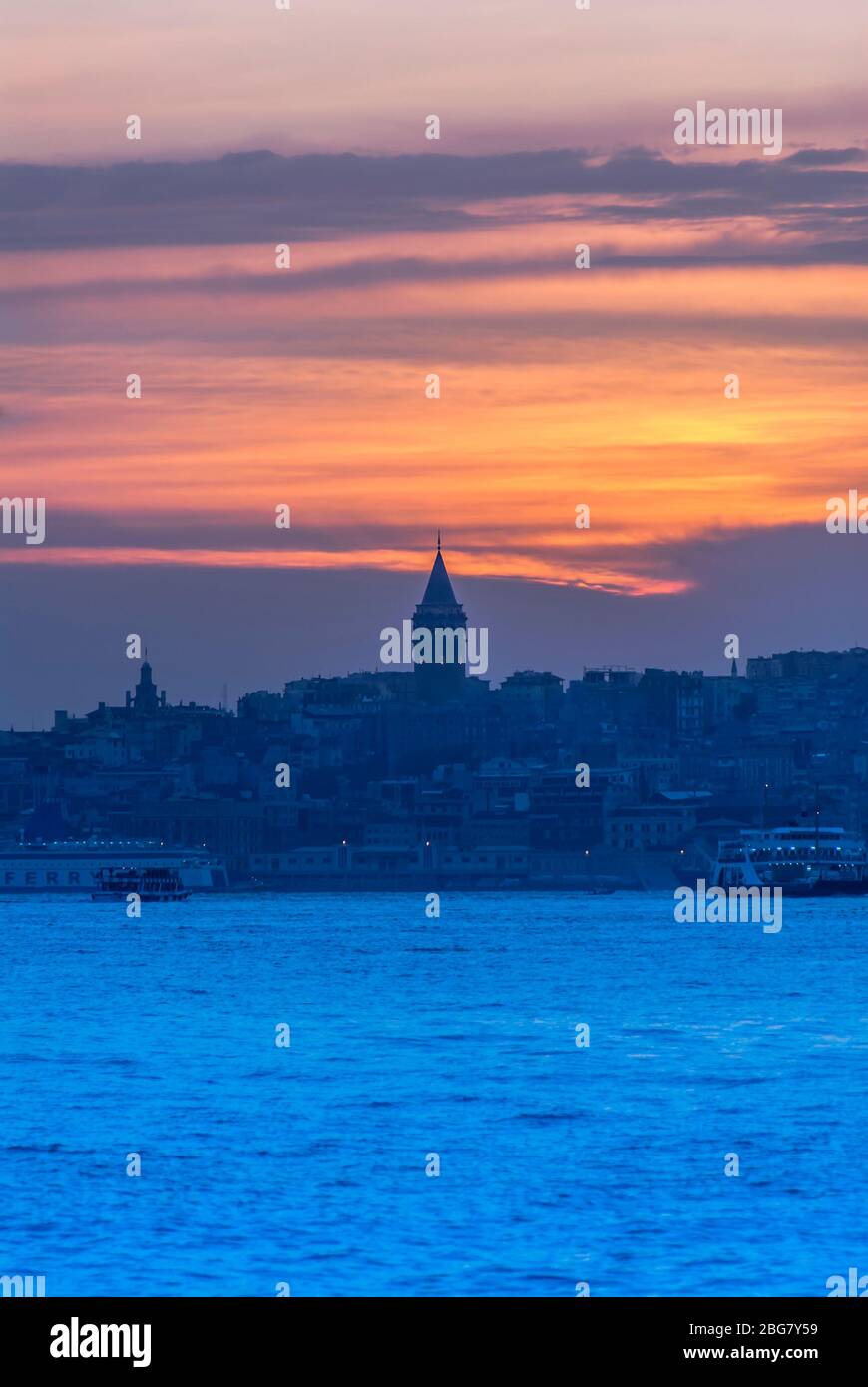 Beyoglu, Istanbul, Turquie, 24 mai 2007 : Tour Galata, ferry City Lines, roi de Anastasius byzantin, 528, coucher de soleil. Banque D'Images