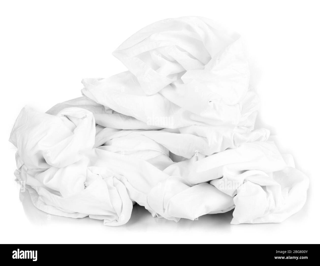 Draps de lit rumfés isolés sur blanc Banque D'Images