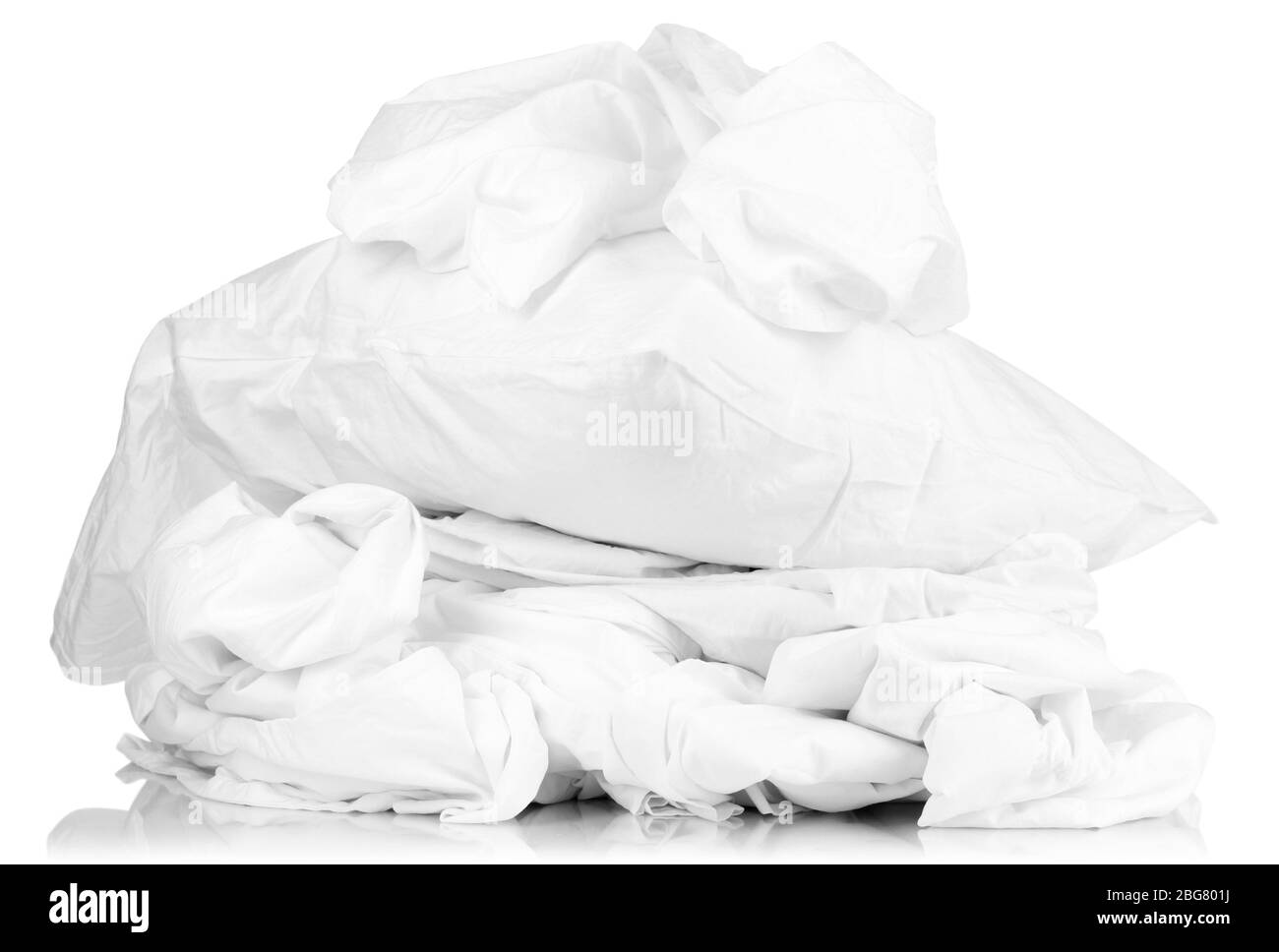 Draps et oreillers rumfés isolés sur blanc Banque D'Images